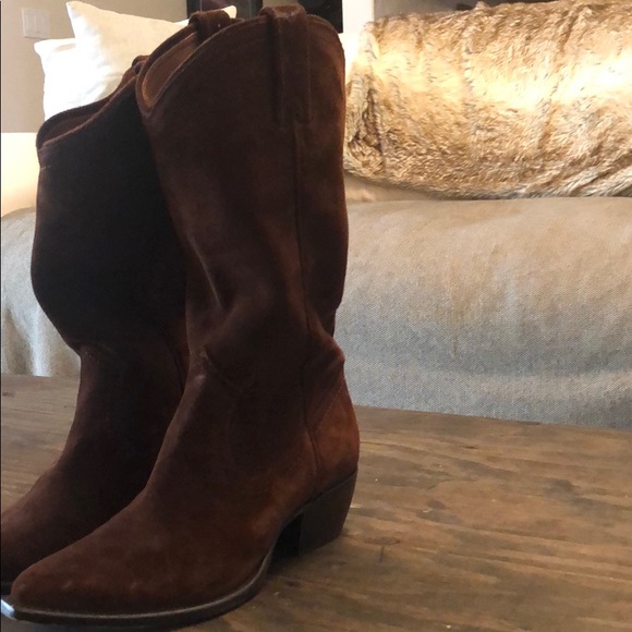 Woman’s Frye Boot - Picture 2 of 6
